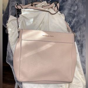 Blush Michael Kors jet set messenger bag